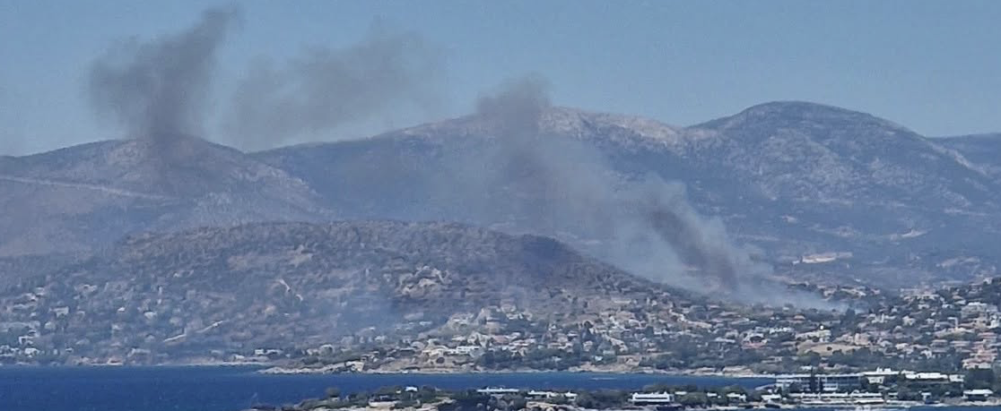 Πυρκαγιά σε χαμηλή βλάστηση στην Αγία Μαρίνα Κορωπίου
